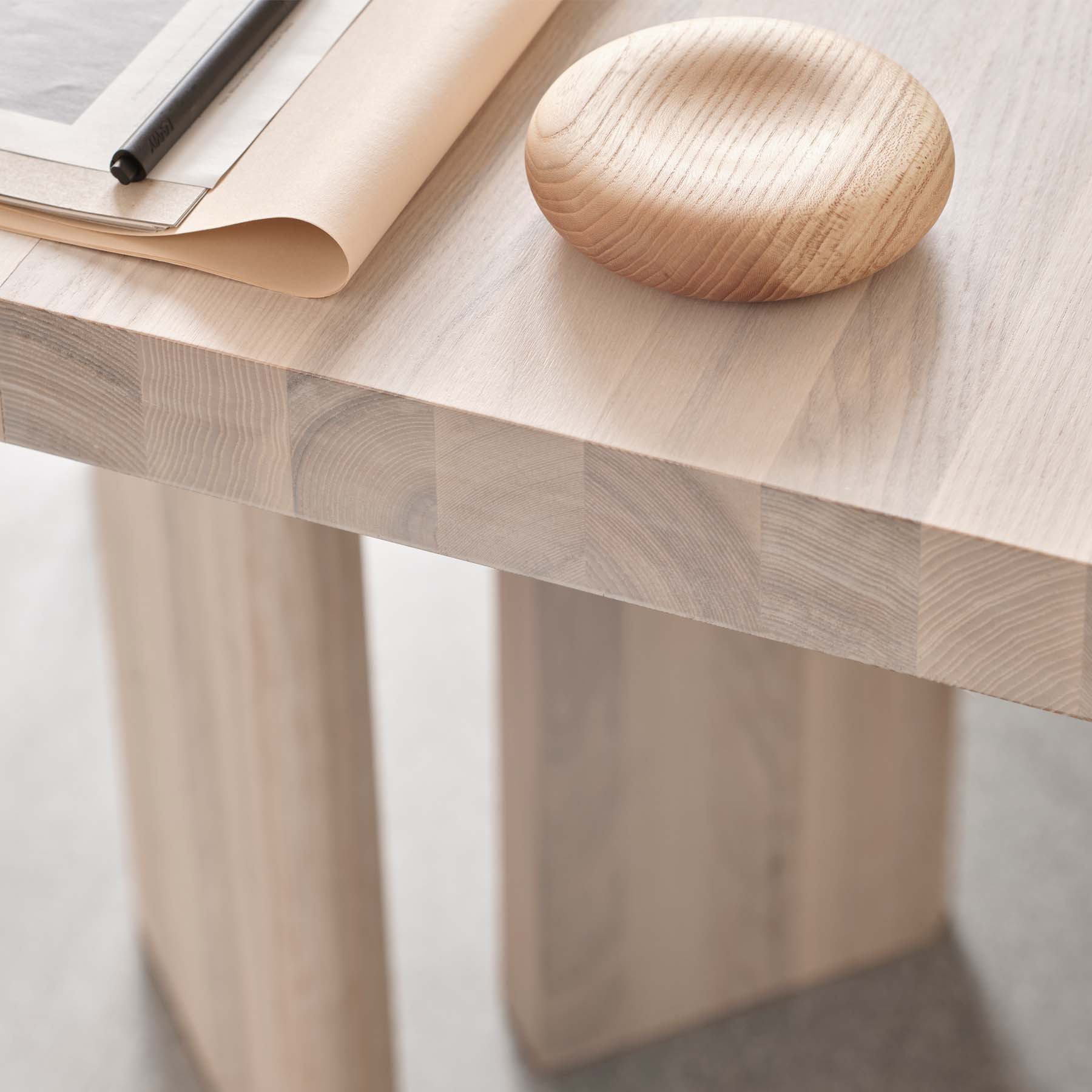 Dining table in solid oak detail