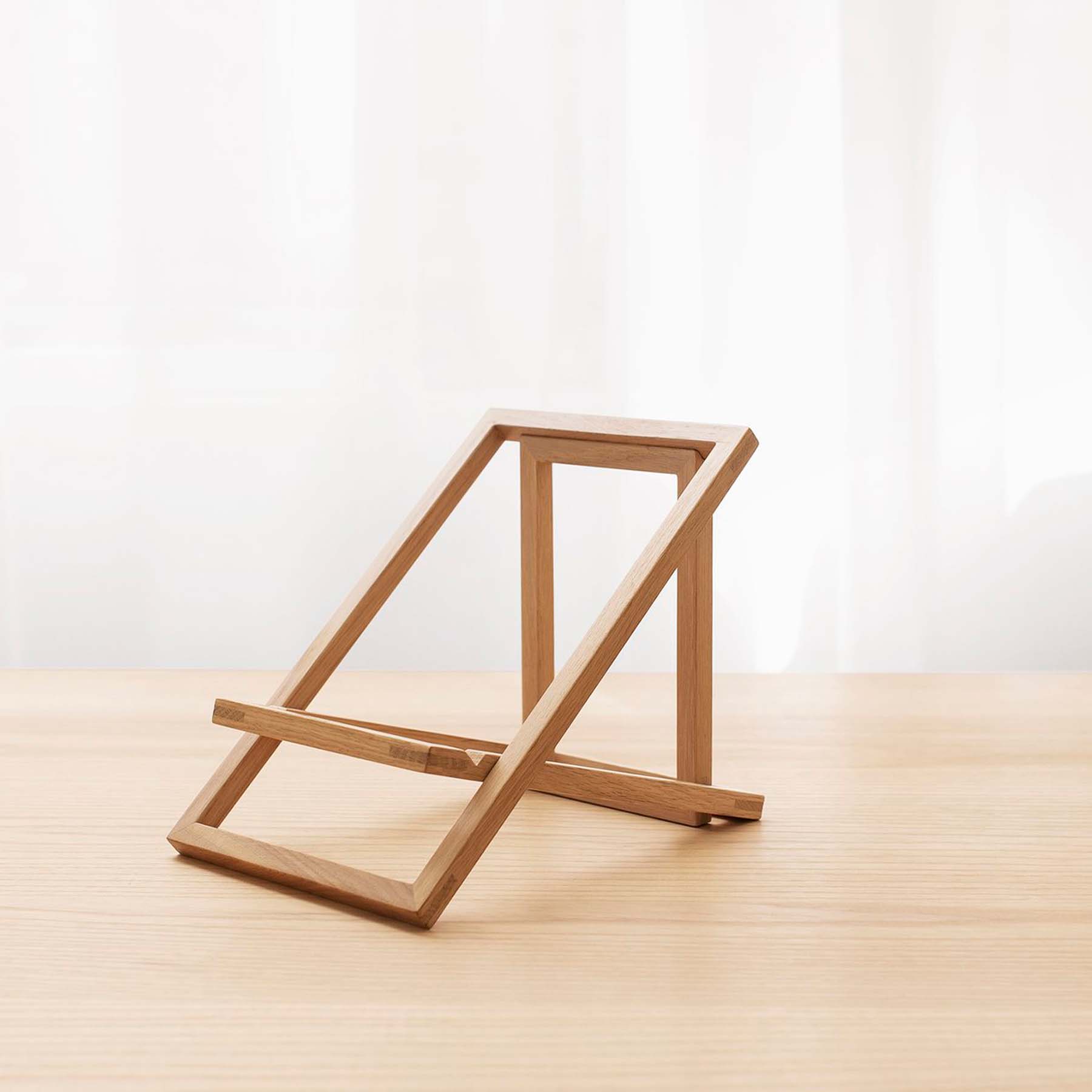 Foldable laptop stand in solid oak 
